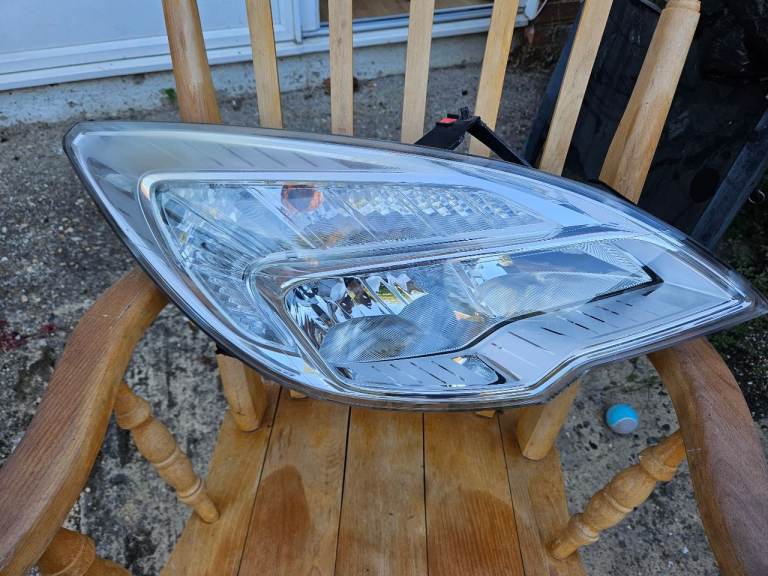 2013 vauxhall meriver o/s headlamp
