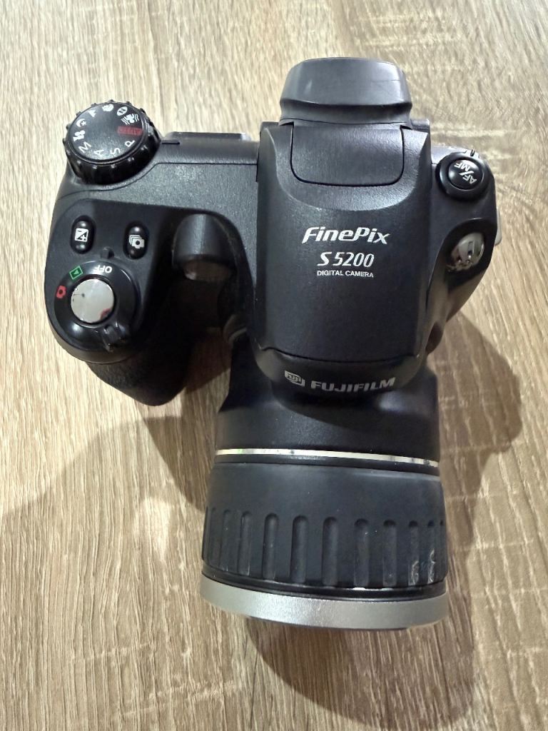 Fuji finepix S5200 plus batteries and charger 