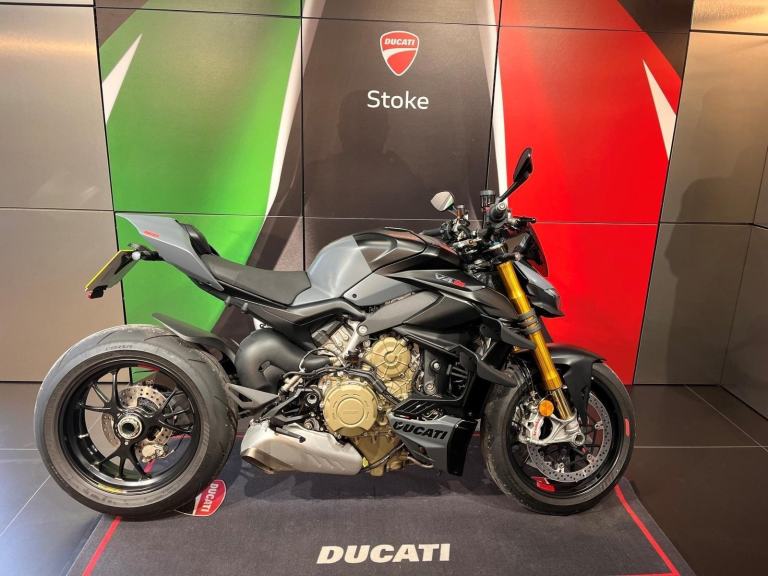 DUCATI STREETFIGHTER V4 S 2024 LOW MILES ONE OWNER STUNNING !!