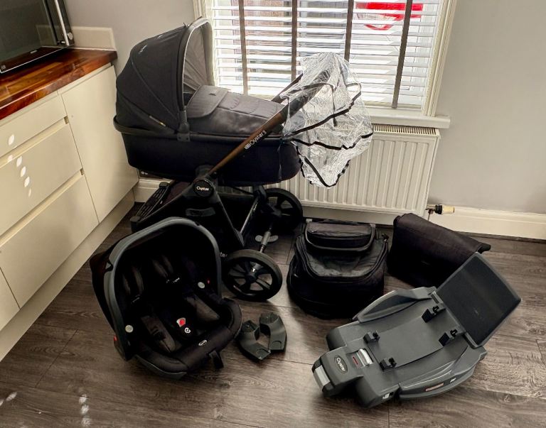 Oyster 3 Pram and travel system Great condition! 
