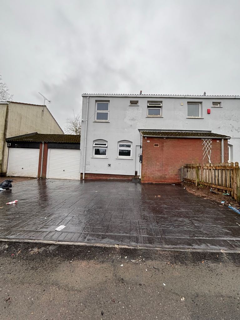 Rooms available in shared property 