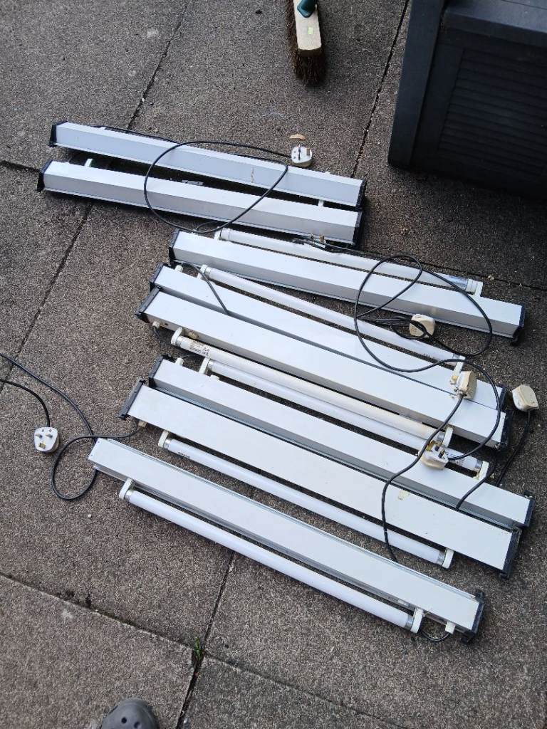 Fluorescent Light Units for Pet Enclosures