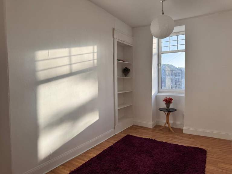 Traditional 2 Bed 1st Floor Flat Broomlands Street Paisley PA1 2LS - Available Now