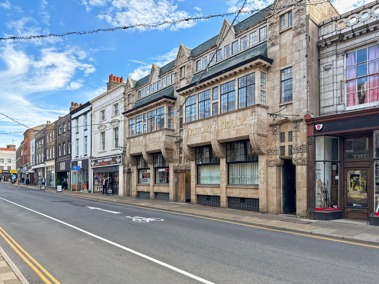 Great Yarmouth - NR301RR \ Move-In Ready Office Space with 3 Workstations