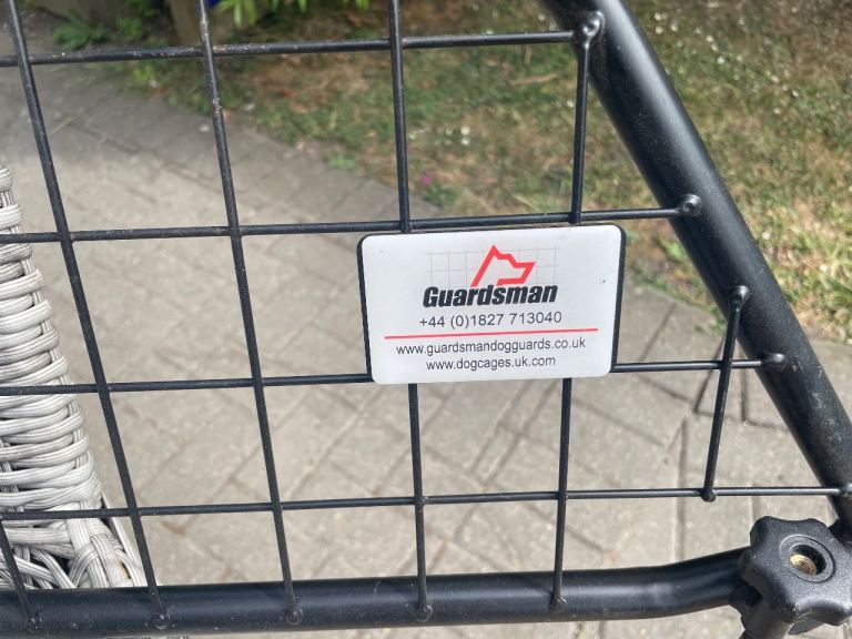 Guardsman dog guard for Golf Mk 7 