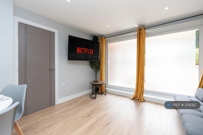 4 bedroom flat in Water Gardens, Bournemouth, BH8 (4 bed) (#2712321)