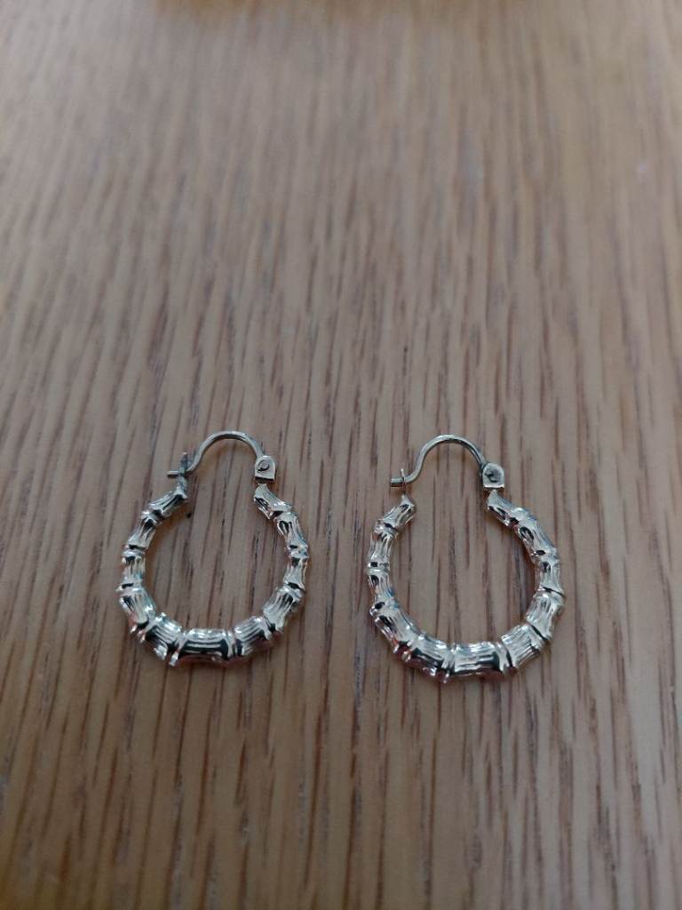 9ct gold earrings, just under 1.3g
