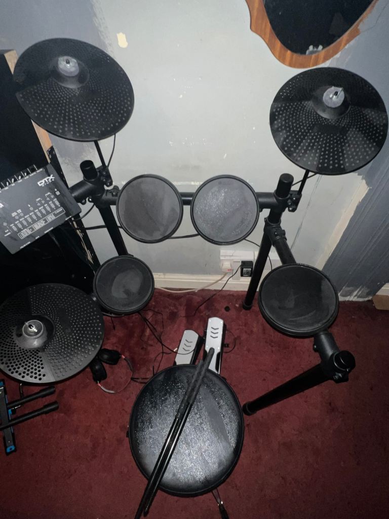 Yamaha DTX402K Electronic Drum Kit with stool and sticks 