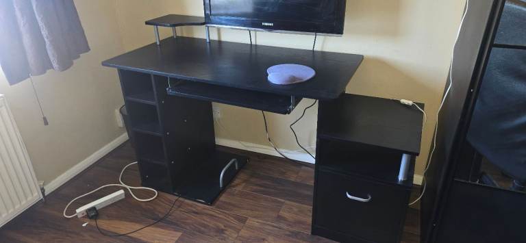 Computer desk in good condition 