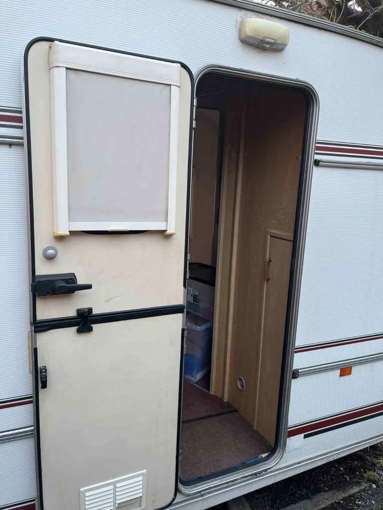 1995 Compass Pentara 490/4 (3/4 berth)