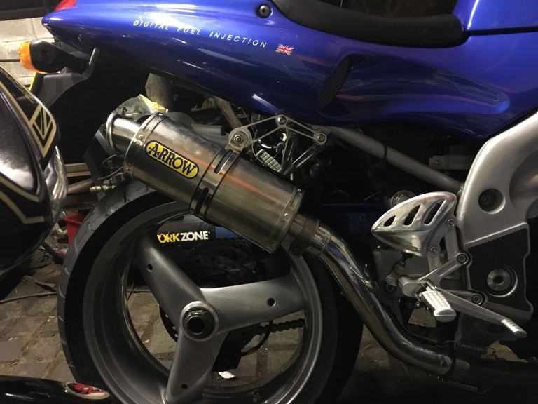 Triumph T595 / Daytona 955i high level exhaust.
