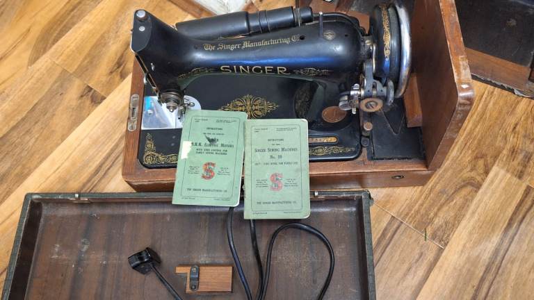 Antique SINGER SEWING MACHINESNo.99OSCr. Please Read