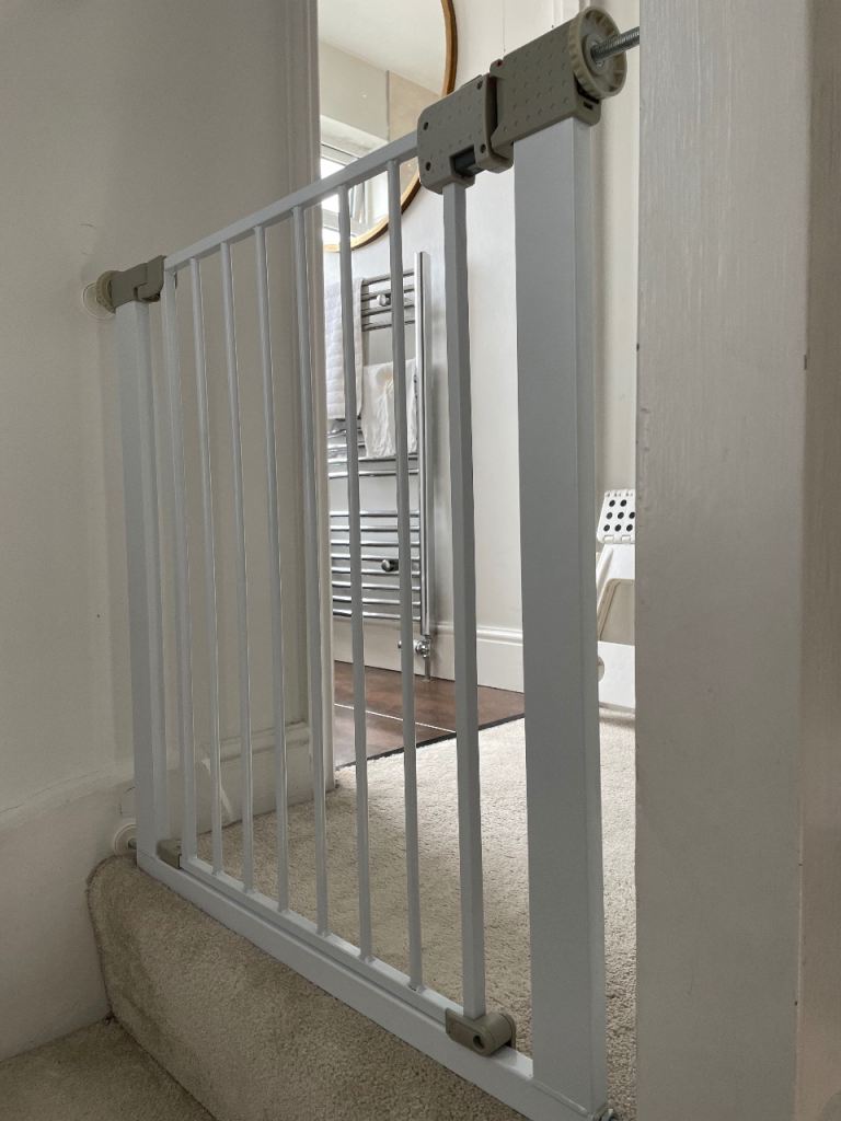 2 x Safety 1st SecureTech Simply Close Metal Stair Gates – White – Good Used Condition