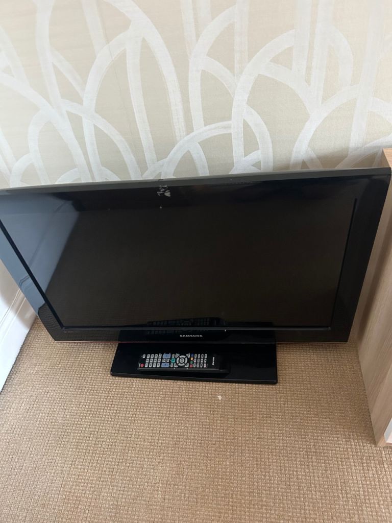 32" Samsung Full HD 1080p TV + Remote Control (Working)