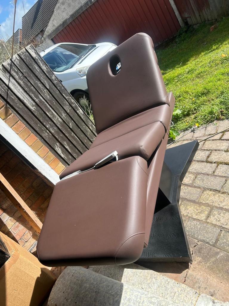 Beauty / massage bed