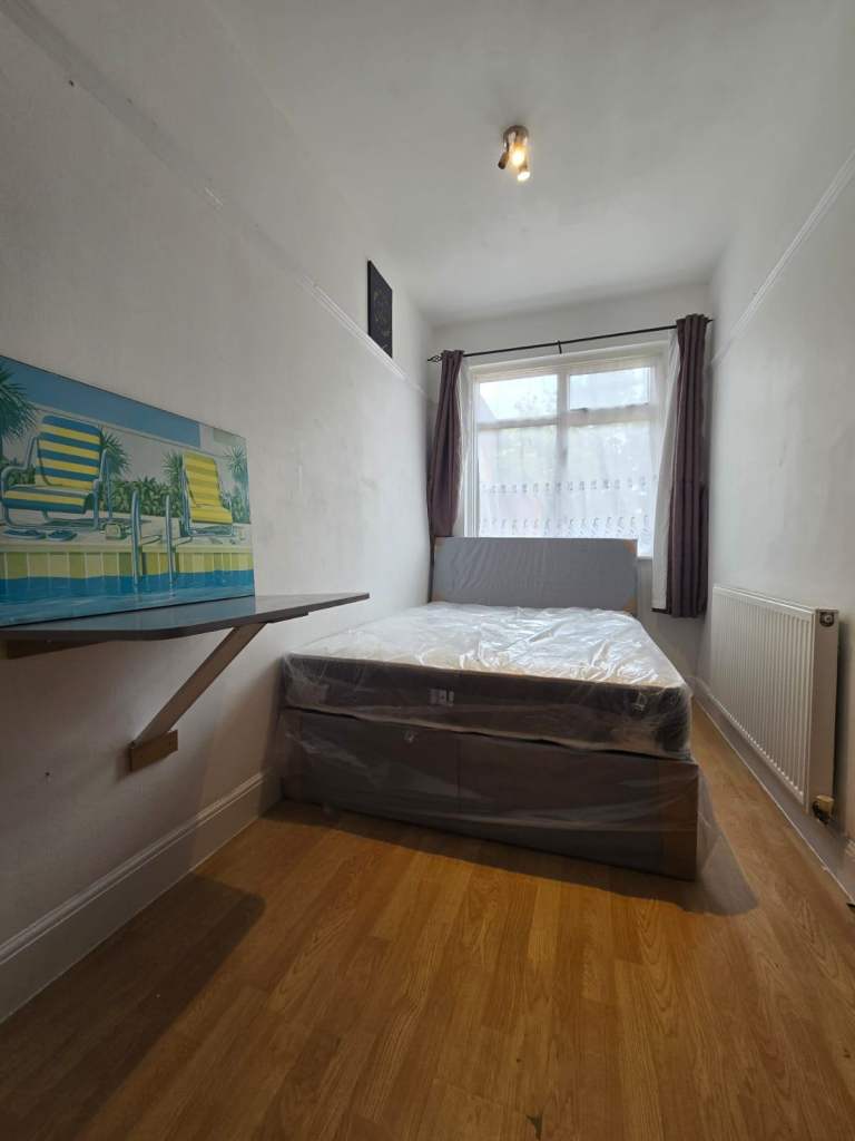 Double rooms to rent. Brand new double bed. Newly painted & decorated 