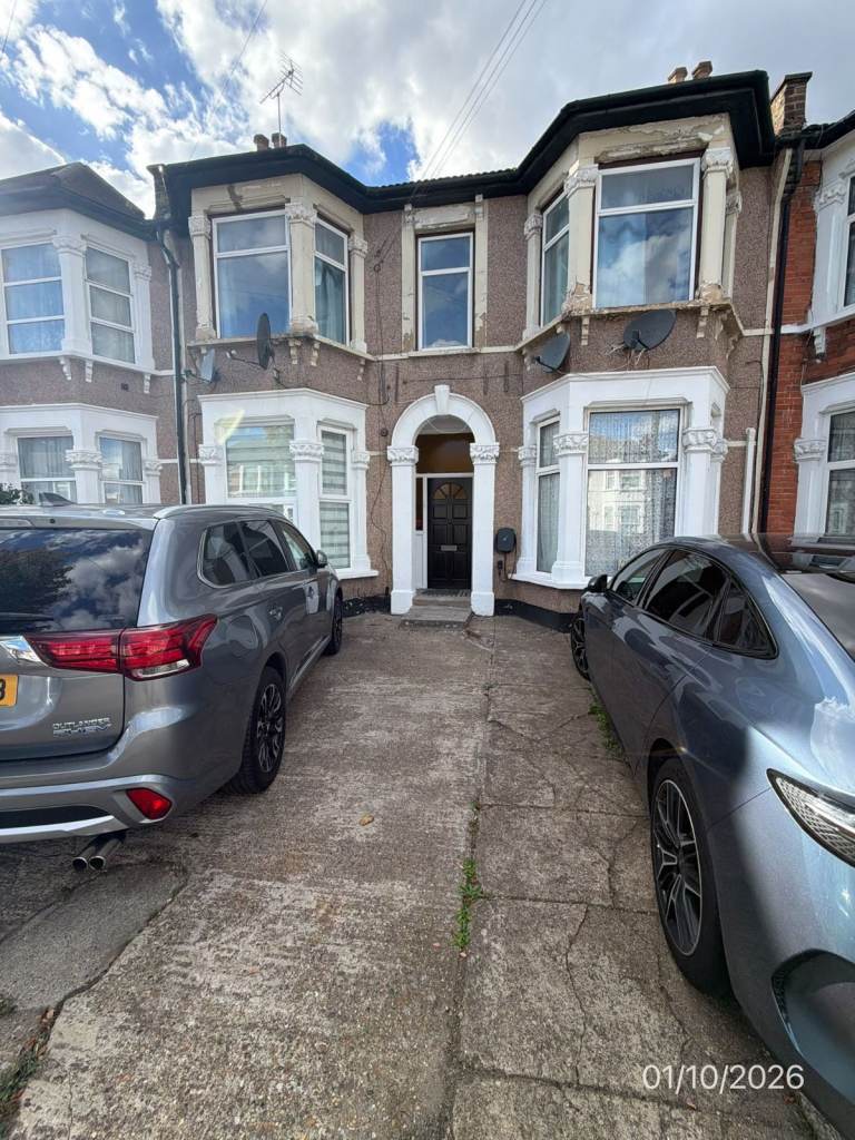 Spacious 2 Bed First Floor Flat Located In Ilford IG3