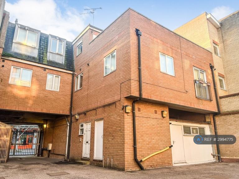 1 bedroom flat in Coombe Road, Kingston Upon Thames, KT2 (1 bed) (#2994775)