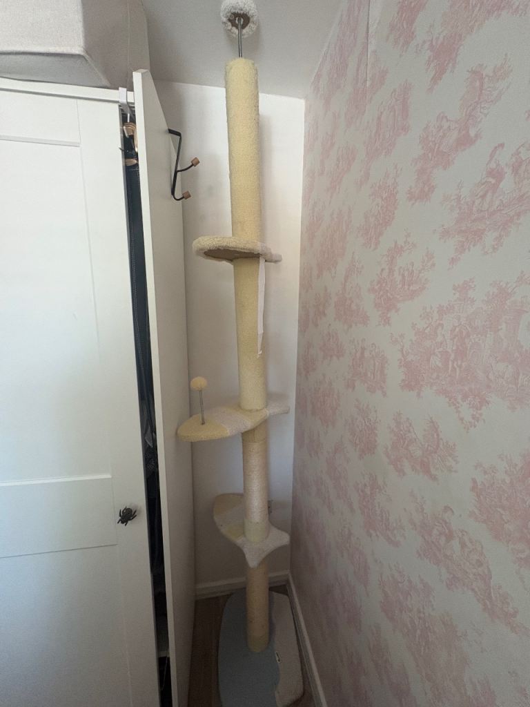 Large Pawhut cat tree 