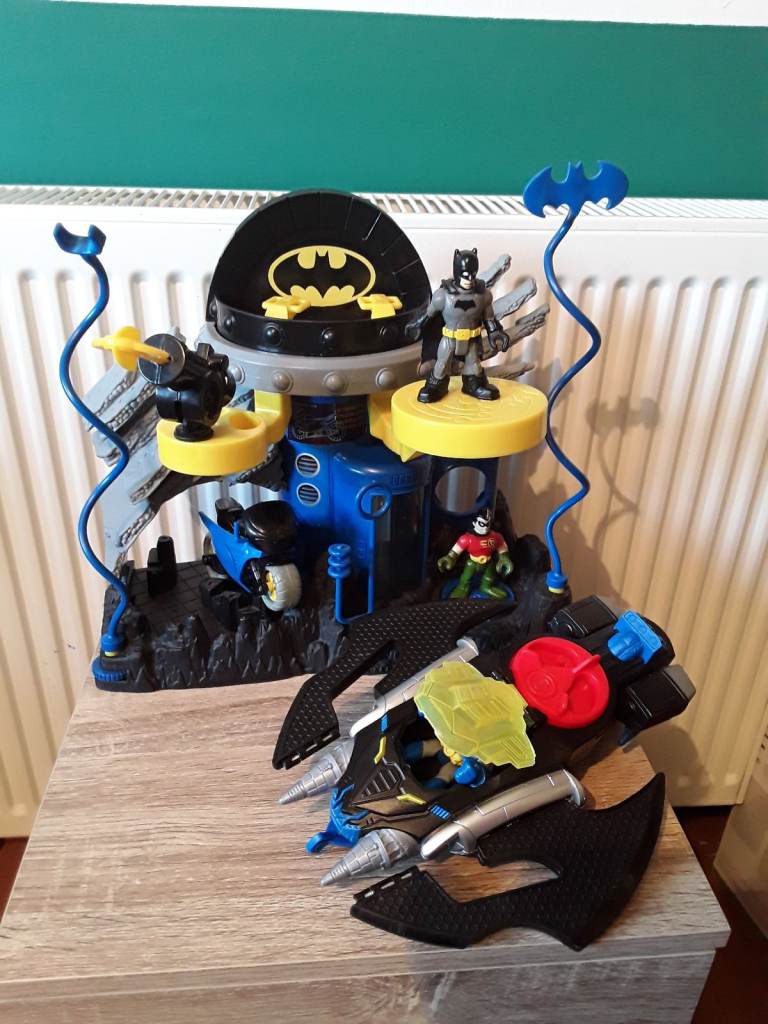 Batman Command centre with Batwing Playset and Figures 