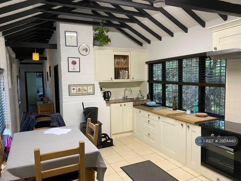 2 bedroom house in Gardeners Cottage, Lingfield, RH7 (2 bed) (#2924440)