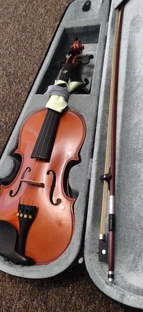 EverPlay 4/4 Violin with Bow and Hard Case – Good Condition