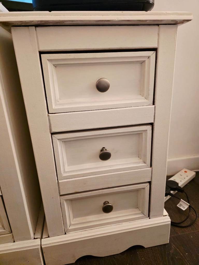 2 white bedside tables 