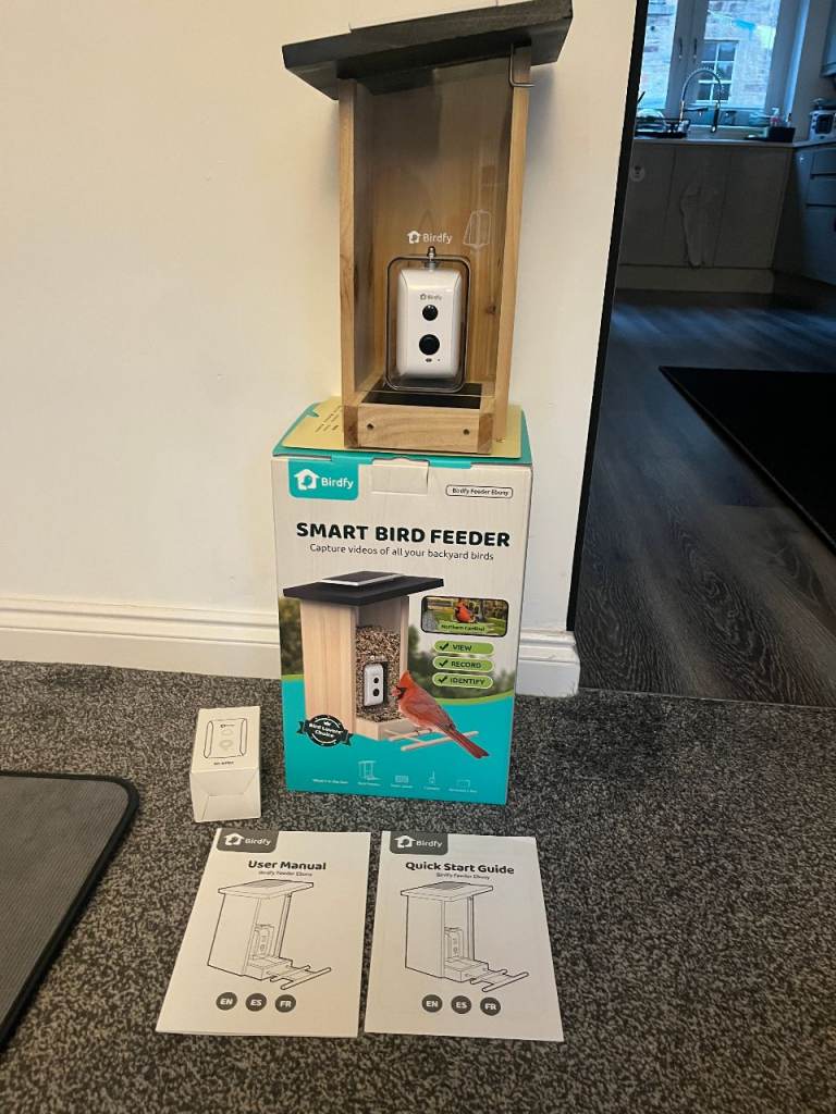 Smart bird feeder with camera