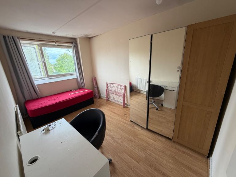 Spacious double bedroom 