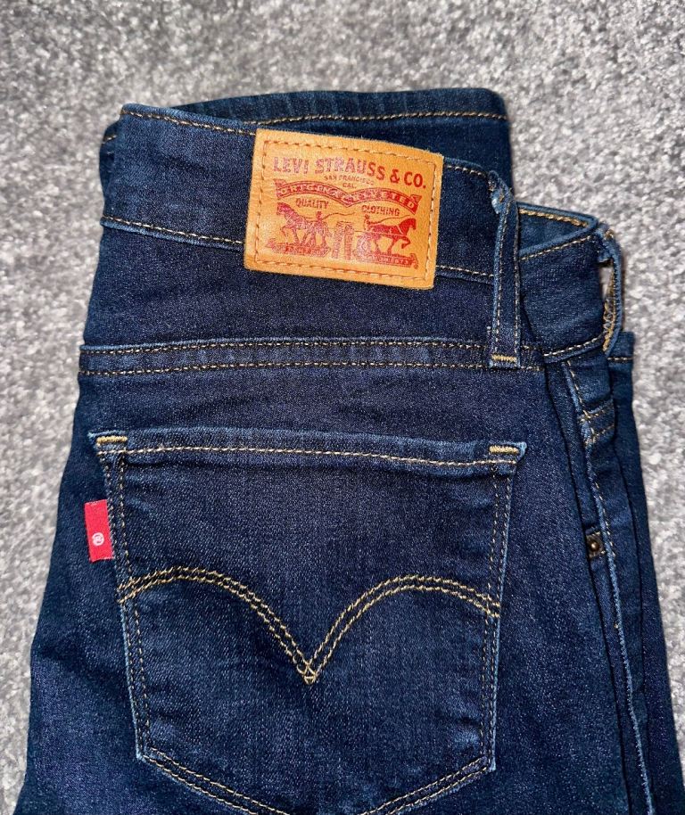 Gorgeous Levi Women’s Slim jeans original denim 