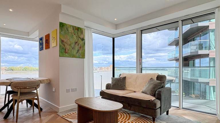 🏙️ 1-BED W/ GYM, POOL & RIVER VIEW | LONG-TERM | COMPANY LETS – ROYAL ARSENAL SE18