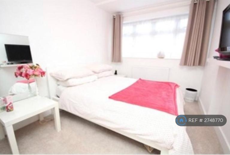 1 bedroom in Charlotte Gardens, Romford, RM5 (#2748770)