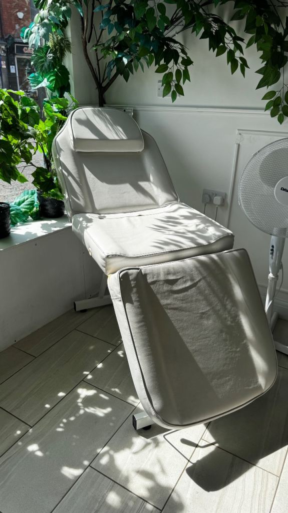 White Adjustable Treatment Chair/Bed – Fair Condition