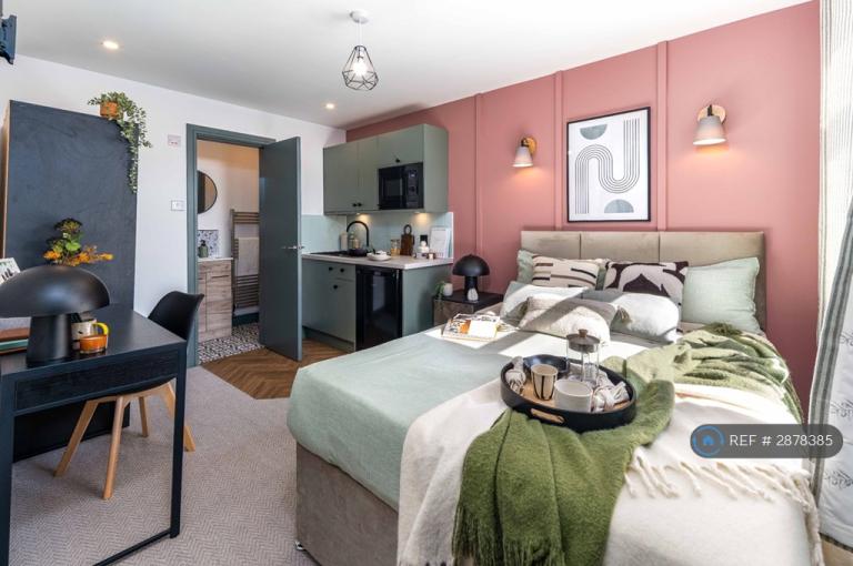 1 bedroom in Monmouth Avenue, Bury, BL9 (#2878385)