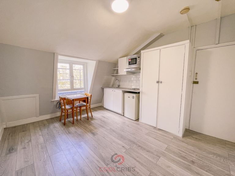 Happy to offer this great bedsit in Sussex Gardens, Paddington, London W2.-Ref: 1537