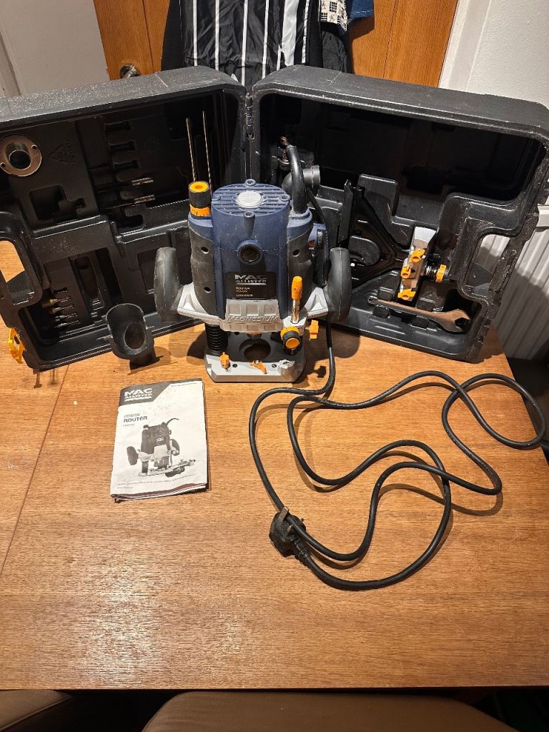 Mac Allister Magnesium 2050w plunge router in case & manual & accessories