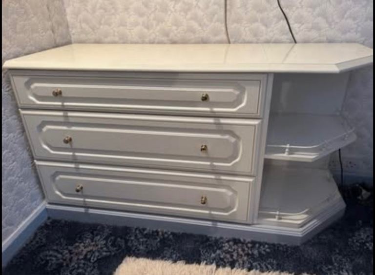 Chest of drawers 