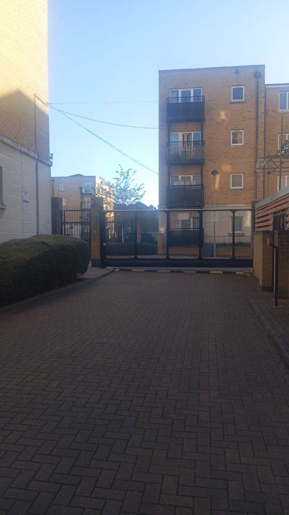 Parking space in E1