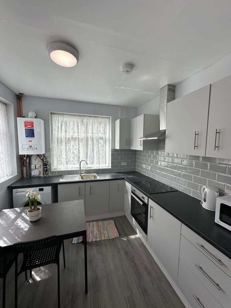 DOUBLE ROOM AVAILABLE NOW Tottenham Hale ,  N17 – 3 minutes from station