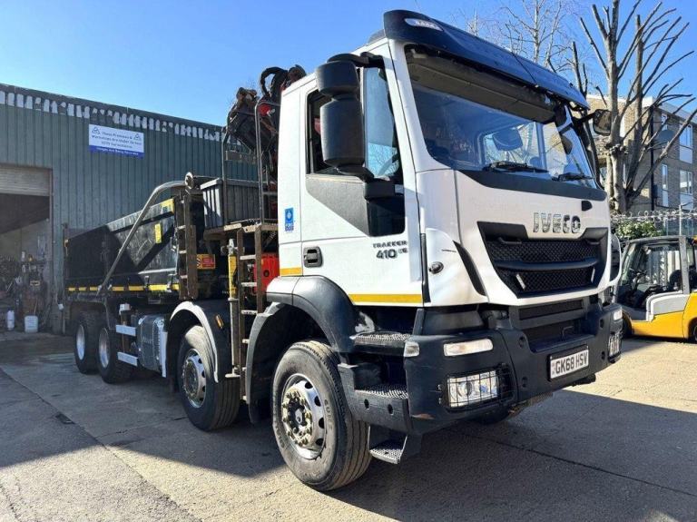 2018 IVECO TRAKKER AD340T41 8X4 CRANE  TIPPER