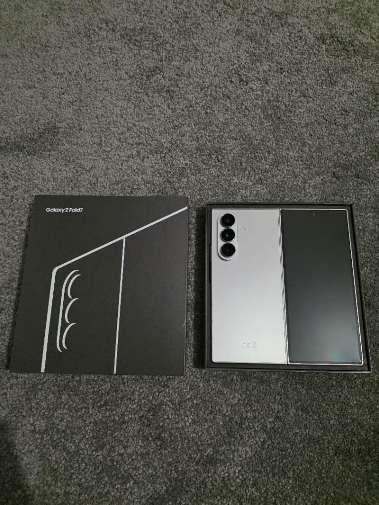 Like NEW Samsung Galaxy Z Fold 7 Silver Shadow 512gb in samsung warranty