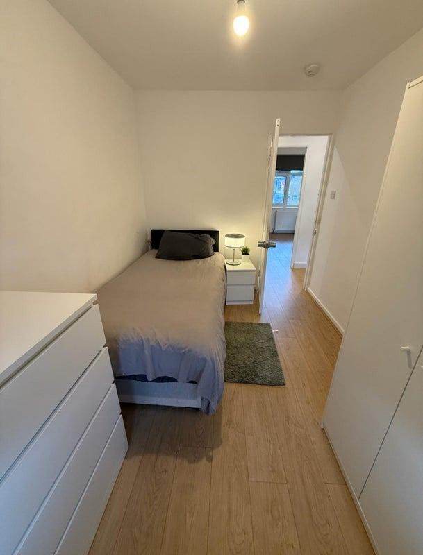 🏡 Spacious Room in E14 – Near Canary Wharf✨