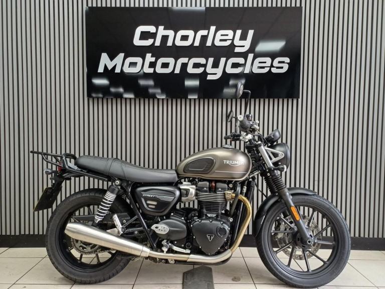 2021 Triumph Street Twin 900cc Bonnyville, 6310 miles, naked custom bobber