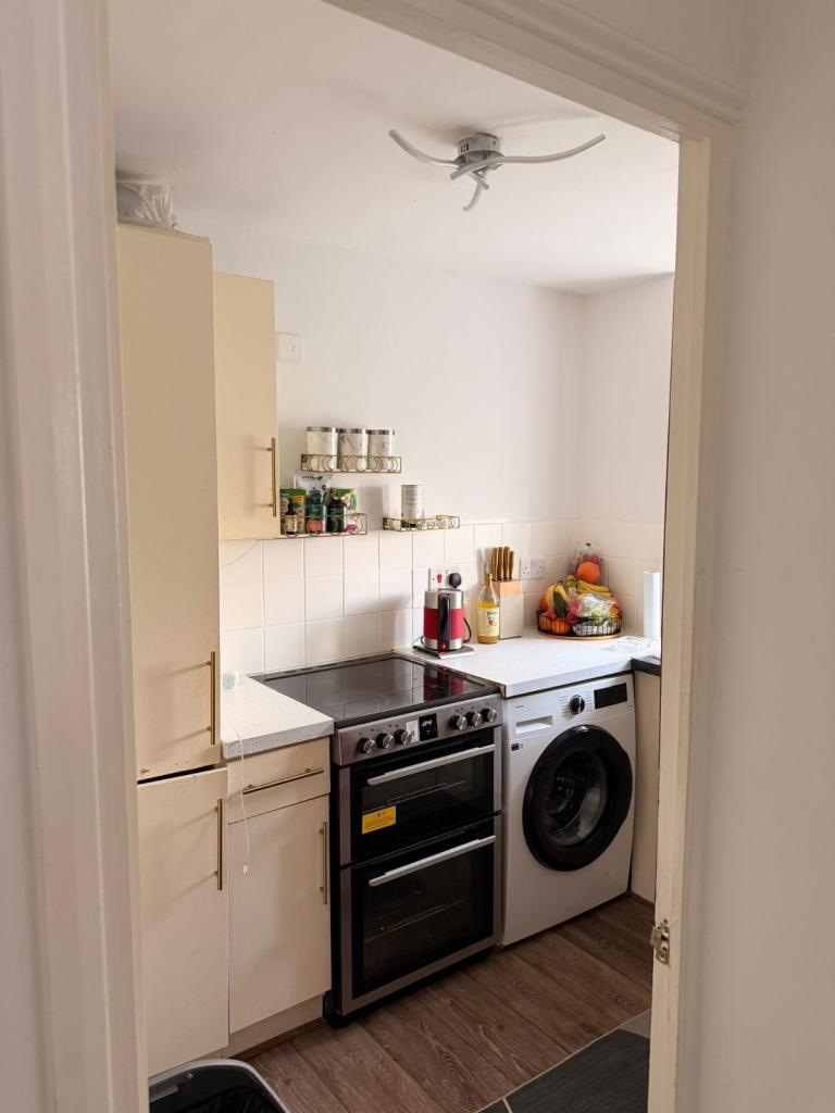 Riverside 2 bed ground floor flat, will consider dss