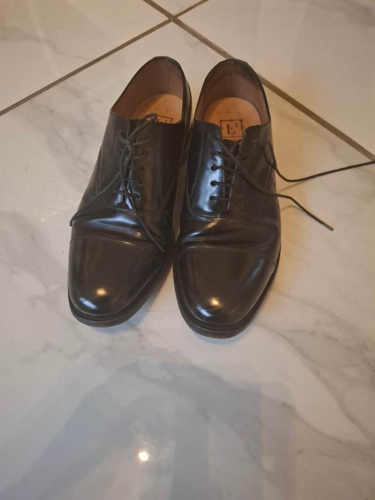 Pair men dress shoes size 7.5