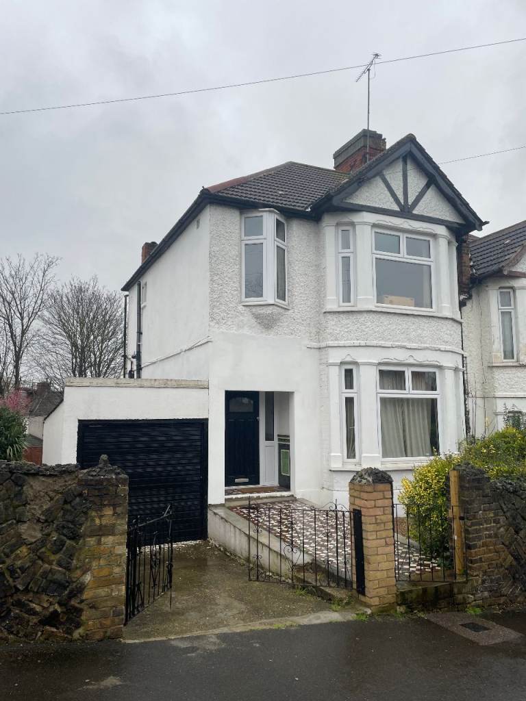 Single Room in Erith £390 P/M + Bills (£165 p/m) Total £555 P/M