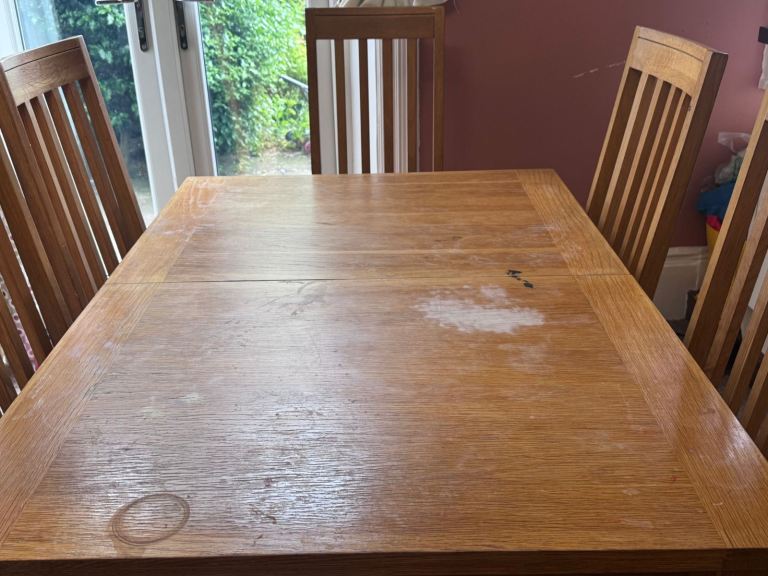 Expandable table plus 6 chairs 