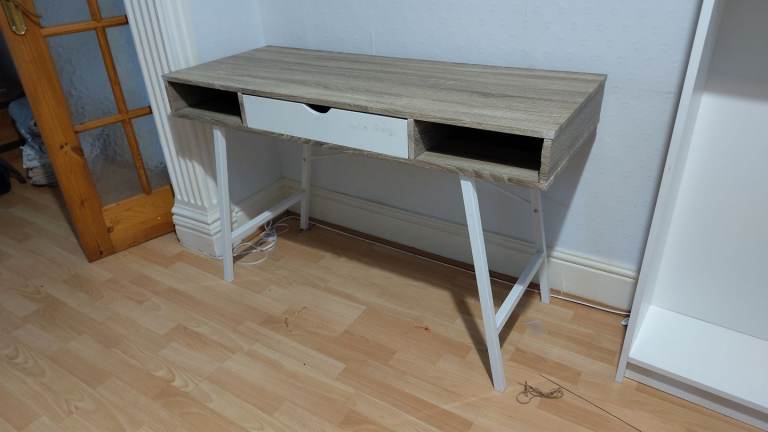 Desk with drawer 