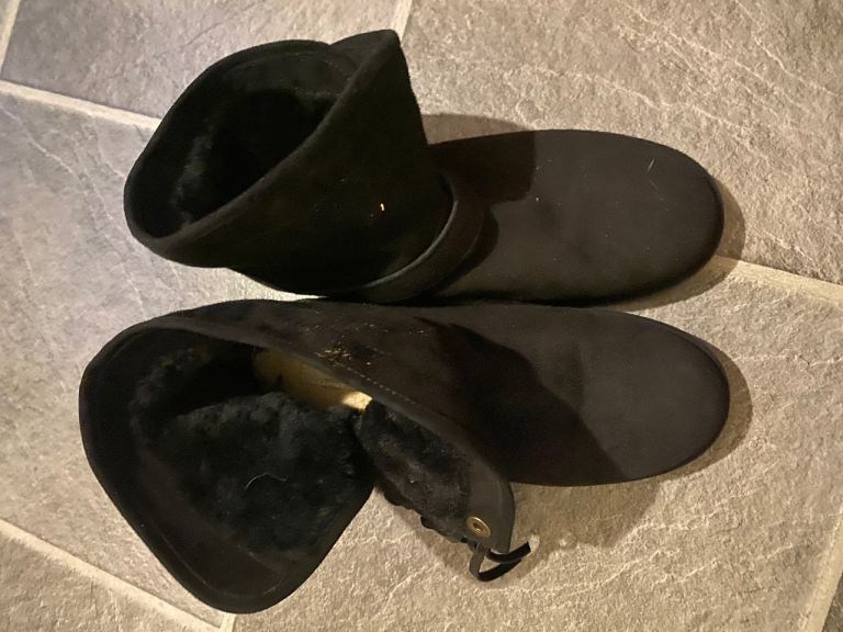 Black suede UGG boots size 6 in good condition 