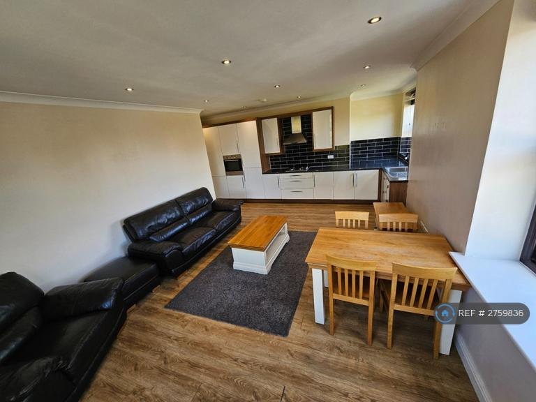 2 bedroom flat in Parliament House, Slough, SL1 (2 bed) (#2759836)